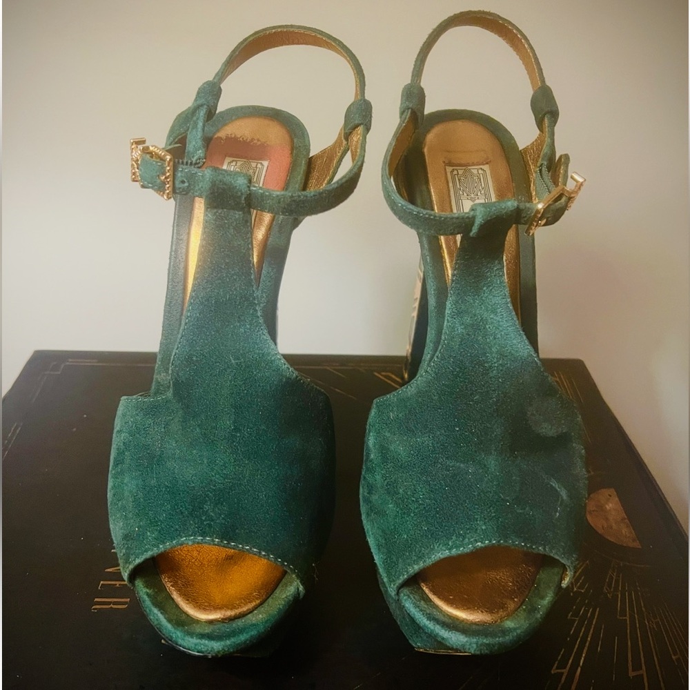 IVY KIRZHNER "CASPAR" ART DECO GOLD SUEDE LEATHER ENAMEL 5" PLATFORM HEELS 7